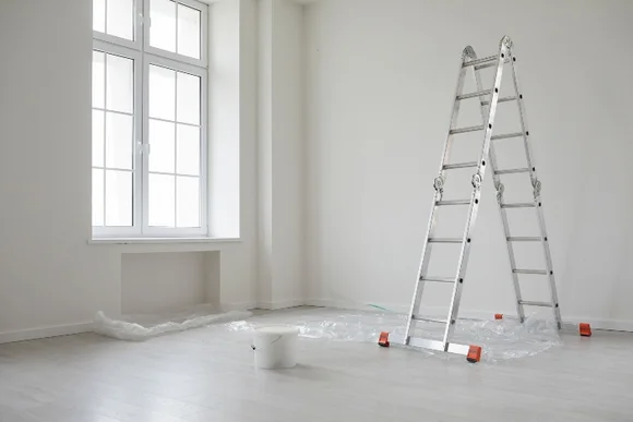 Leiter in einem leeren Raum